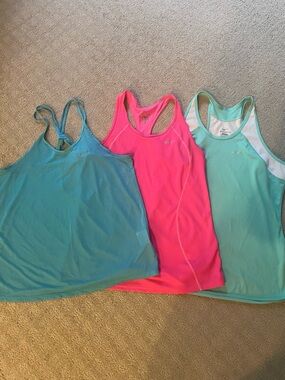 Nike Dri-FIT Women’s Tank Bundle Medium (3 Tops)